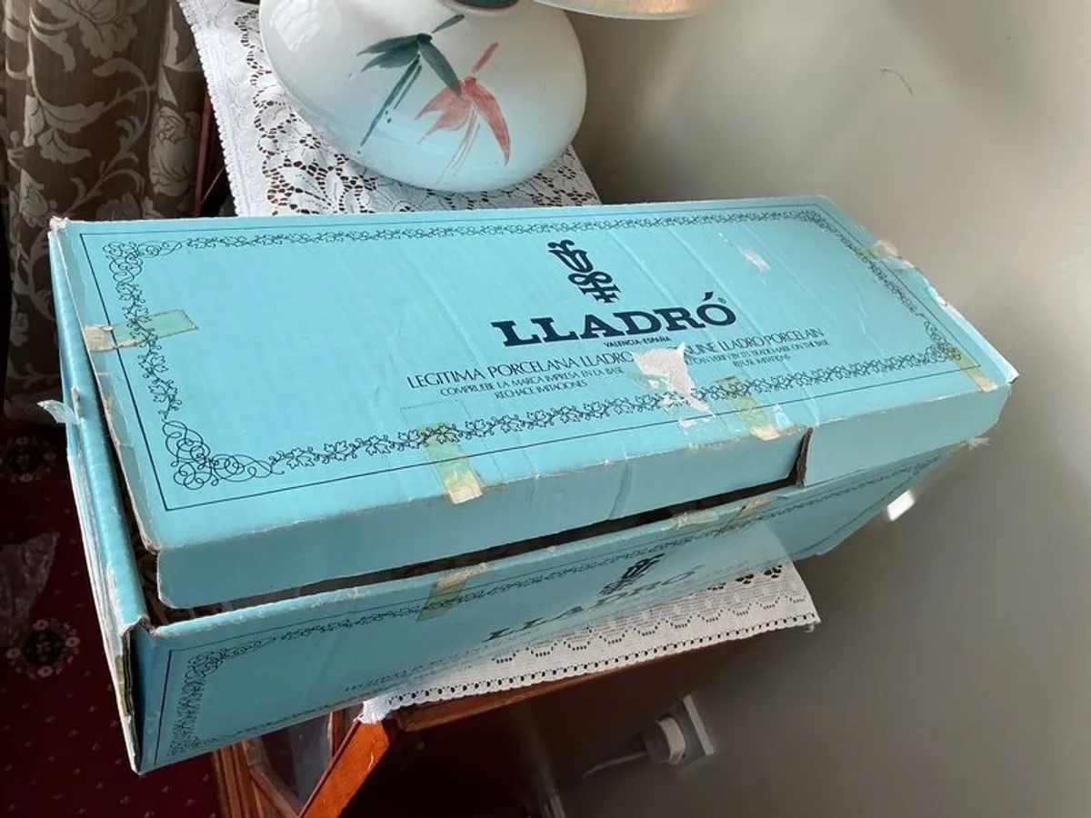 Lladro lady walking with dog - Image 1