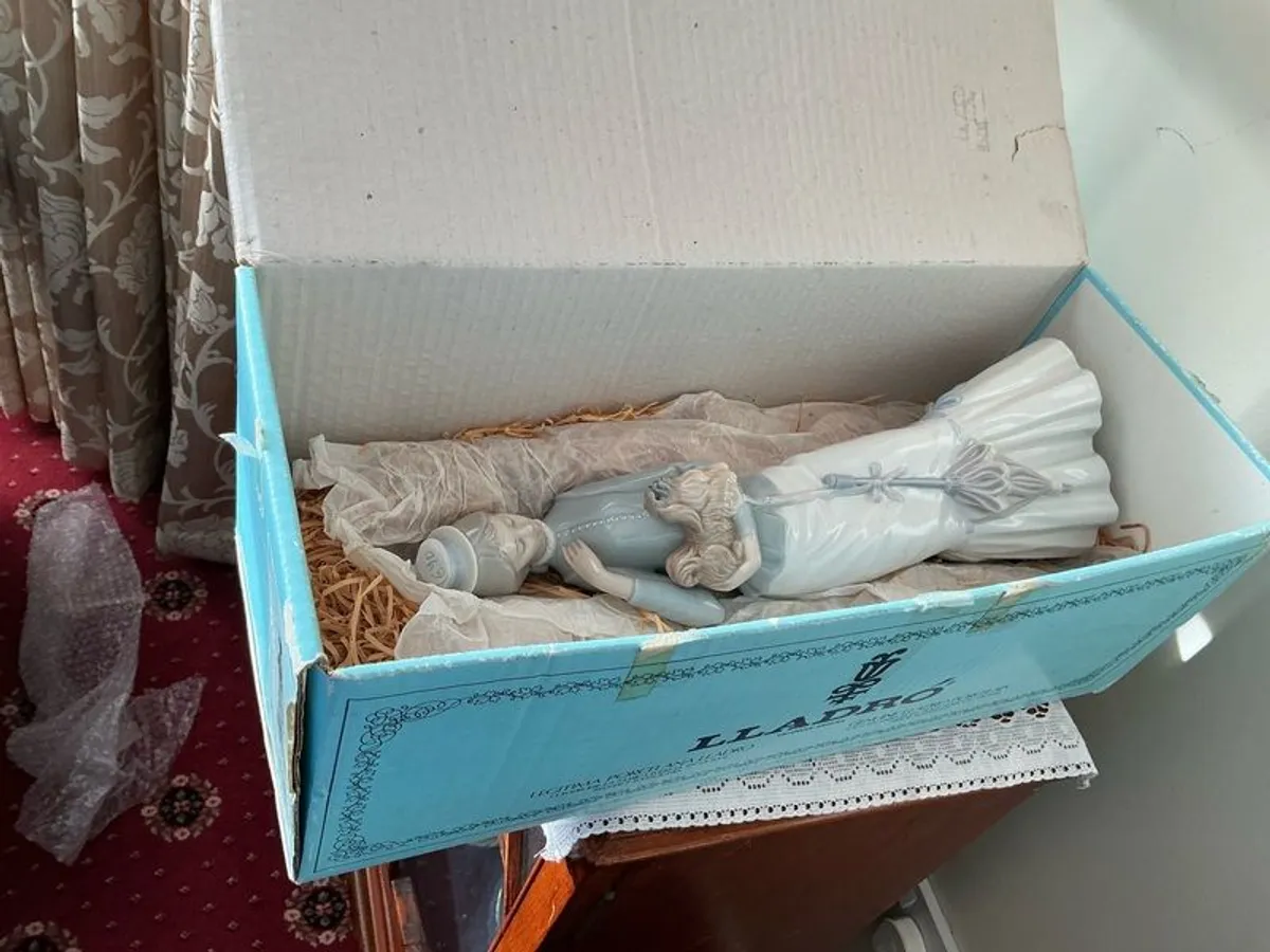 Lladro lady walking with dog - Image 2