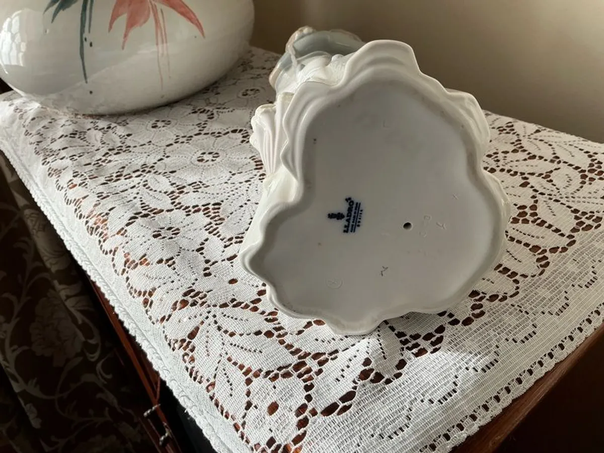 Lladro lady walking with dog - Image 3