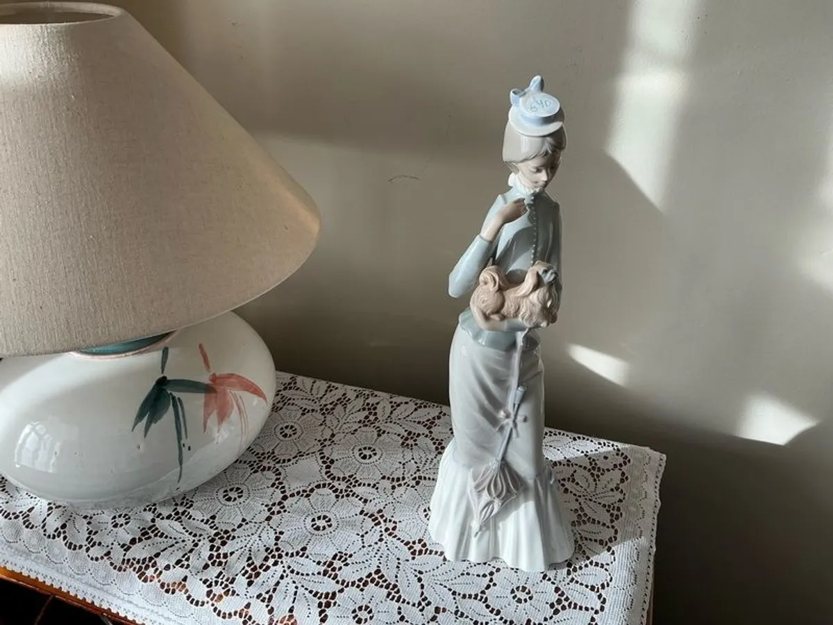 Lladro lady walking with dog - Image 4
