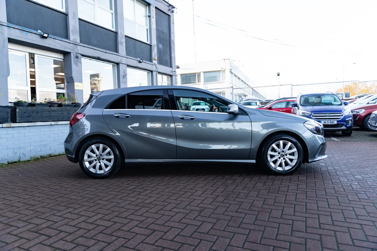 1.6 PETROL  HATCH 5DR AUTOMATIC - Image 2