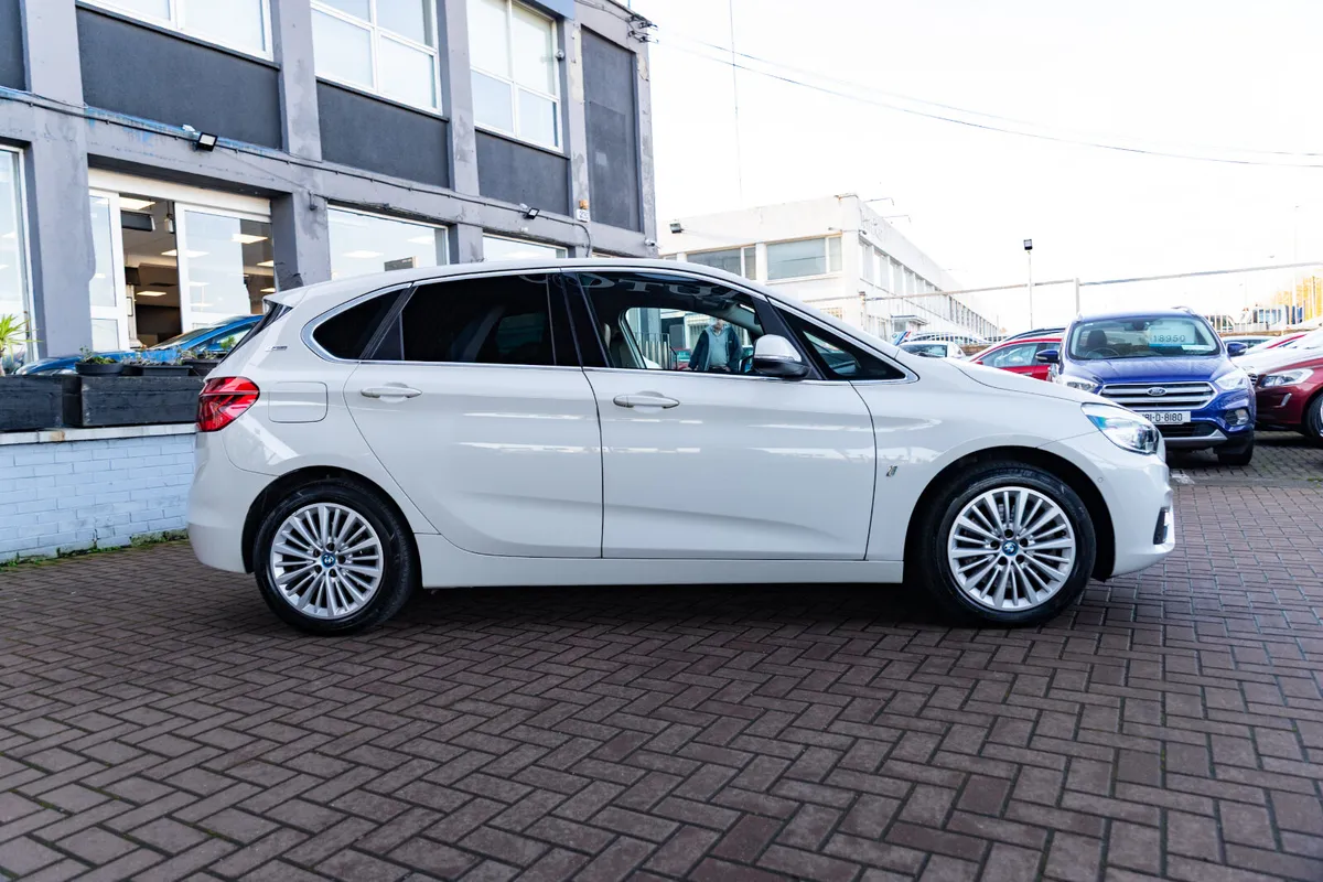 225XE HYBRID ESTATE 5DR AUTOMATIC - Image 2