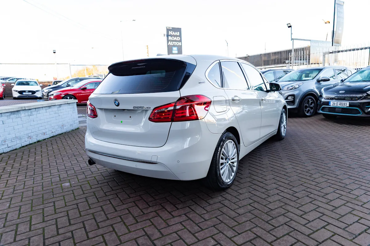 225XE HYBRID ESTATE 5DR AUTOMATIC - Image 3