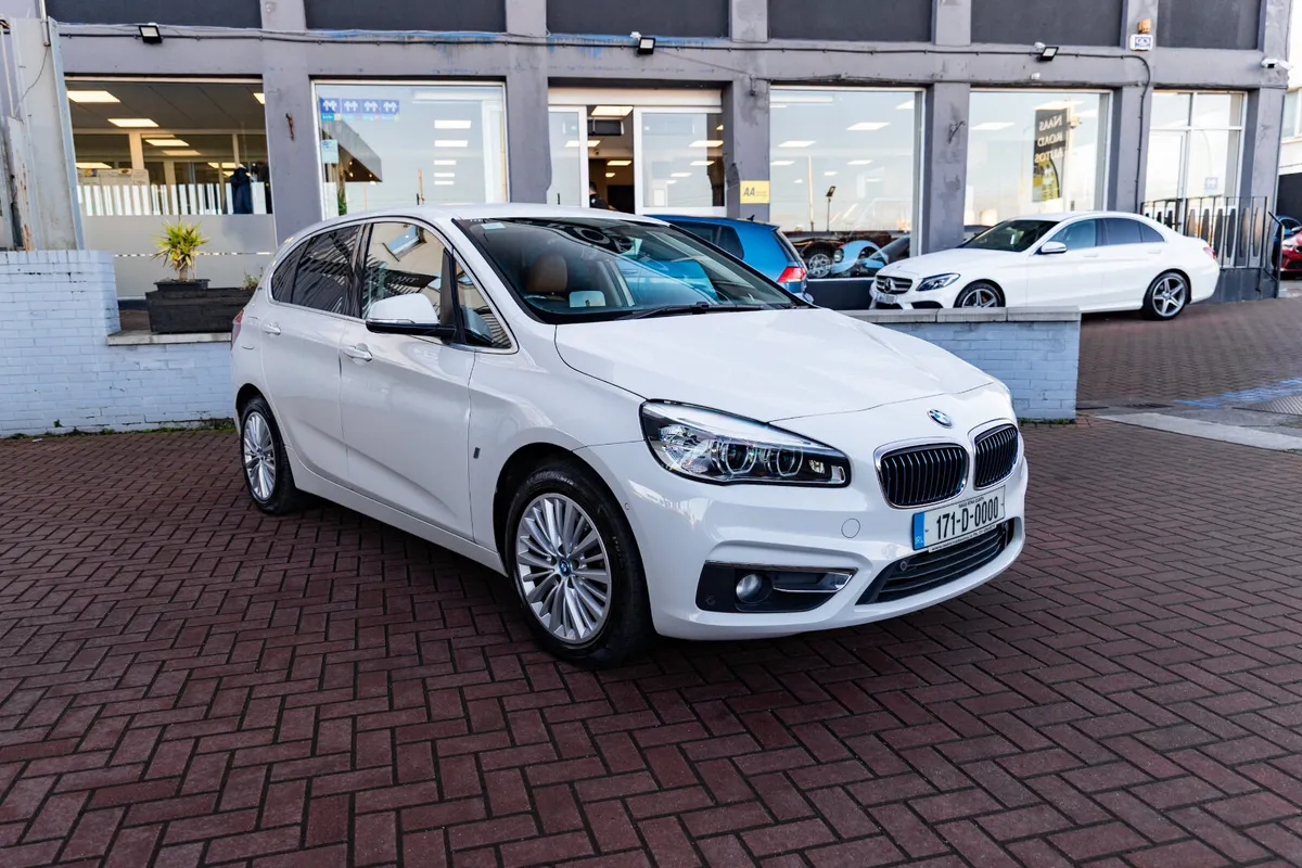 225XE HYBRID ESTATE 5DR AUTOMATIC - Image 1