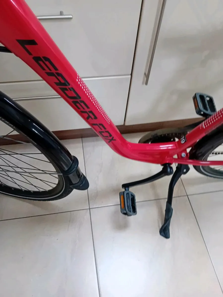 LADIES OR GIRLS BIKE 28 INCH WHEELS NEW - Image 1