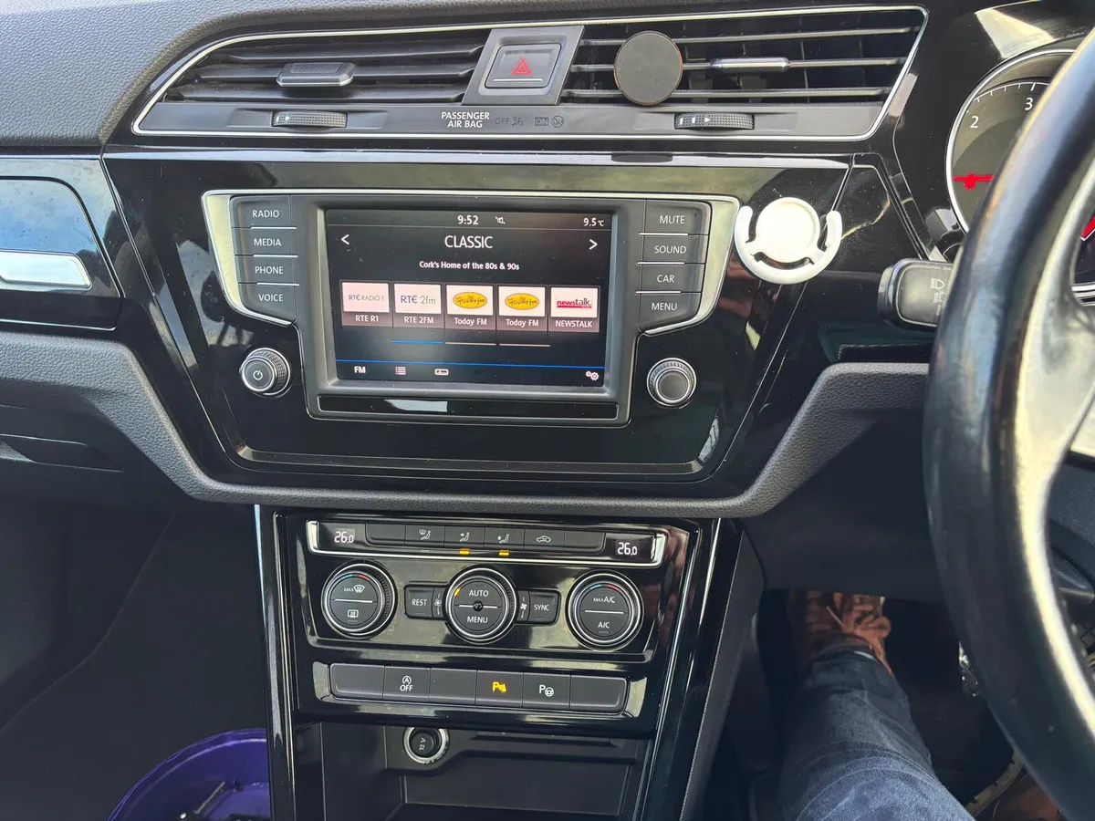 VW Touran 2017  HIGHLINE 7 SEATER  DIESEL  1OWNER - Image 4