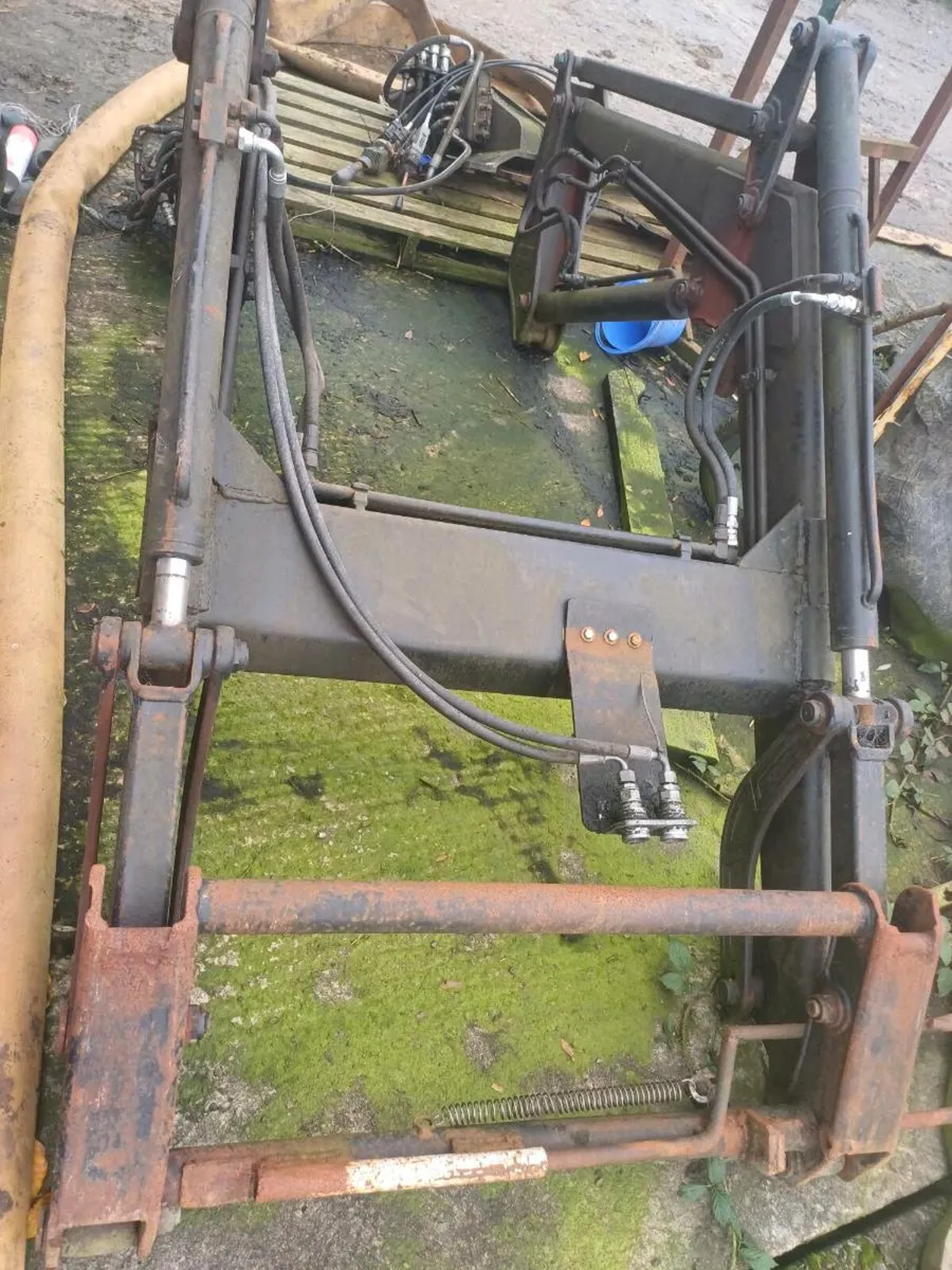 Newholland 35 and tl front loader - Image 2