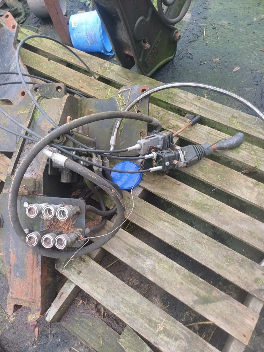 Newholland 35 and tl front loader - Image 3