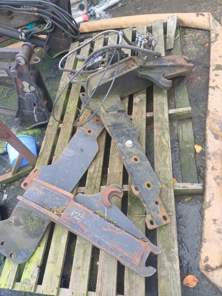 Newholland 35 and tl front loader - Image 4