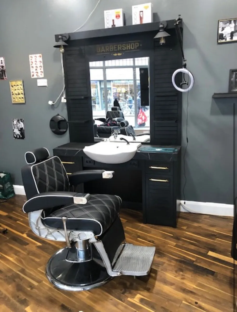 Barber shop fittings - Image 2