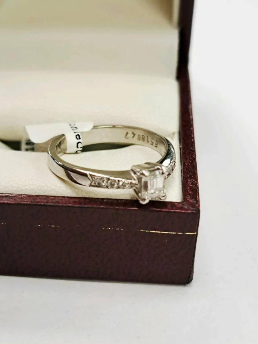 18K Gold White Diamond Ring 18CT - Image 2