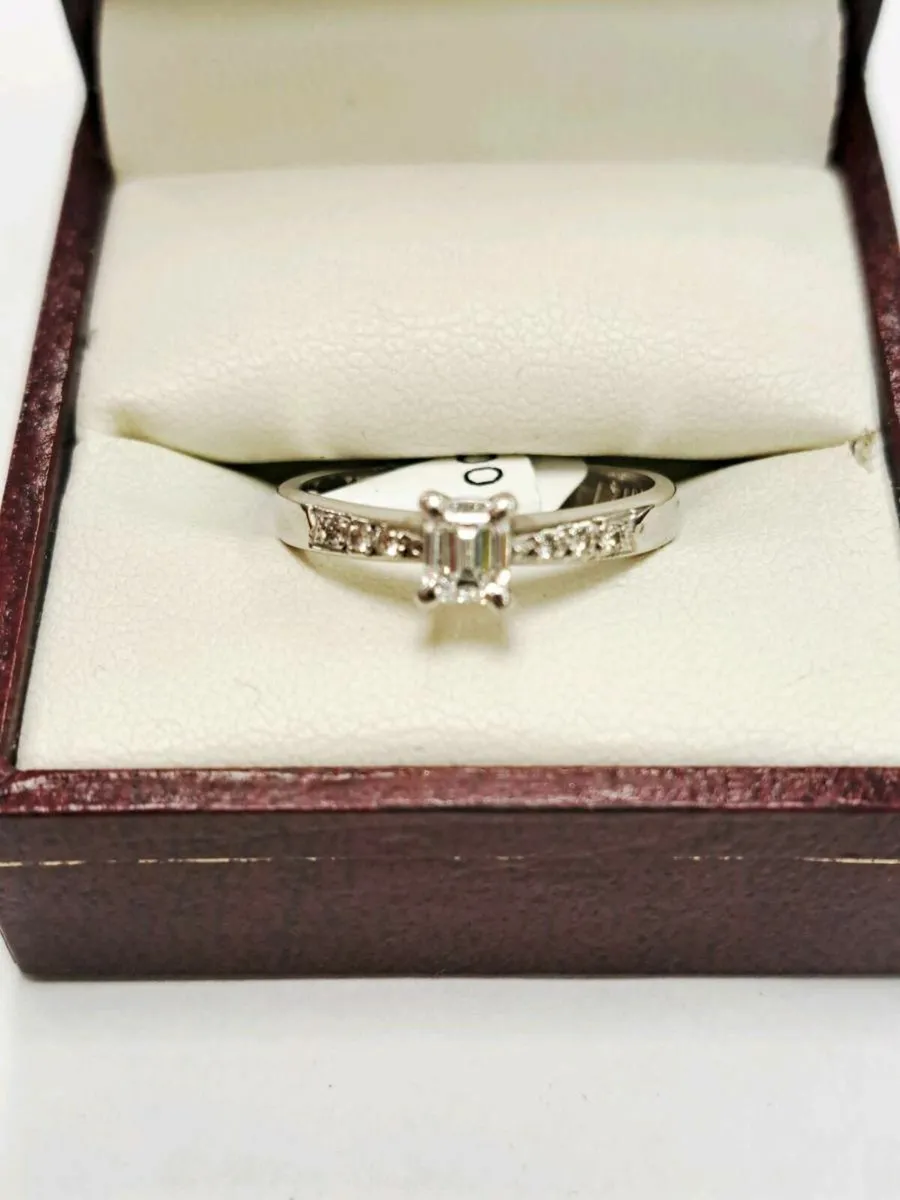 18K Gold White Diamond Ring 18CT - Image 1