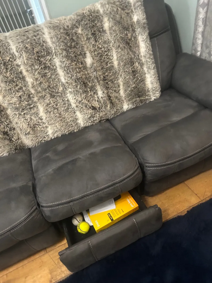 Like new dfs sofa - Image 4