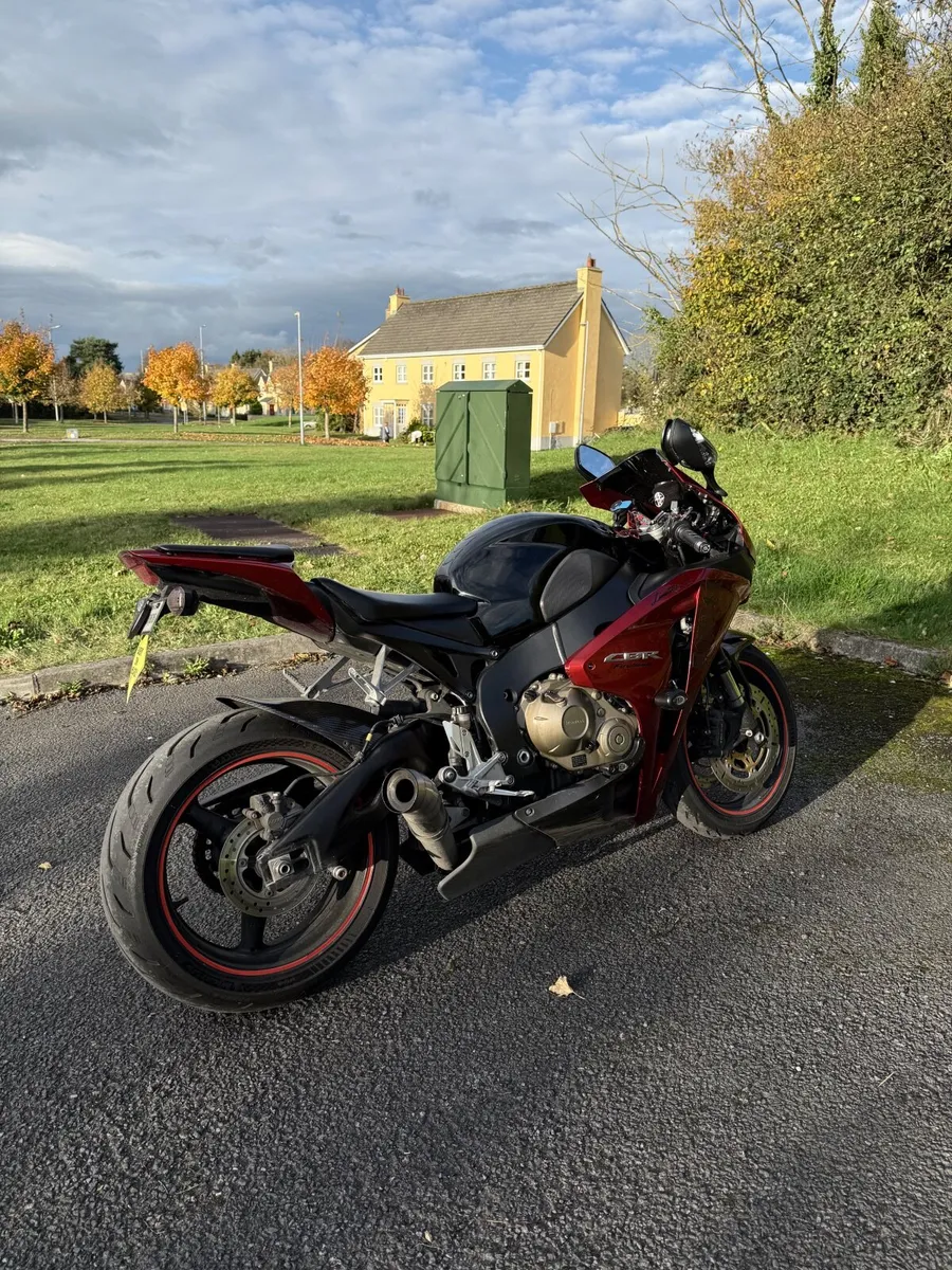 Honda CBR1000RR SC59 - Image 2