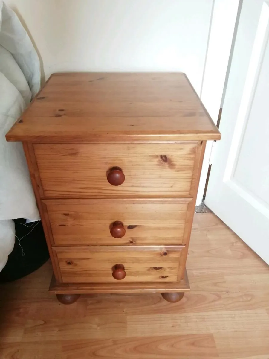 Attractive wood bedside locker - Image 3