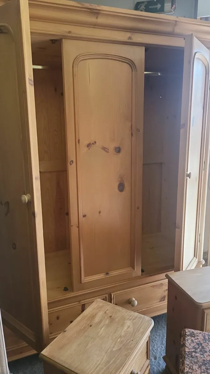 Vintage pine 3 door wardrobe,pair bedside lockers - Image 4