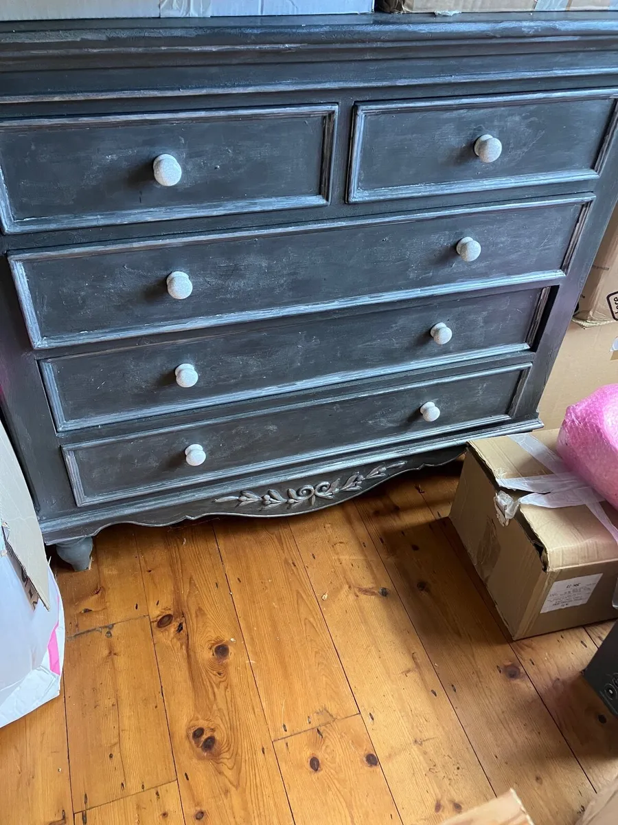 Chest of drawers
