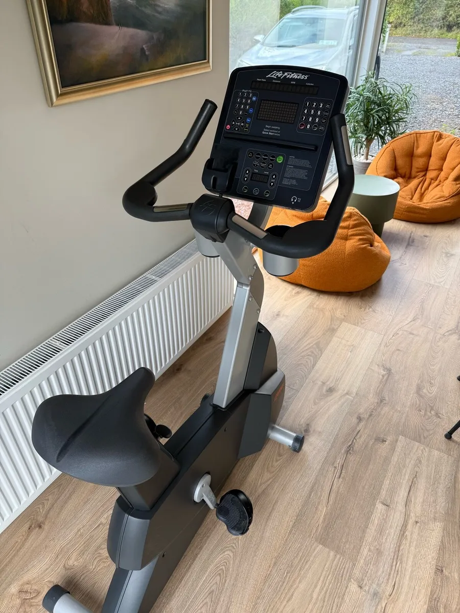 Life Fitness Integrity Series upright bike - Image 2