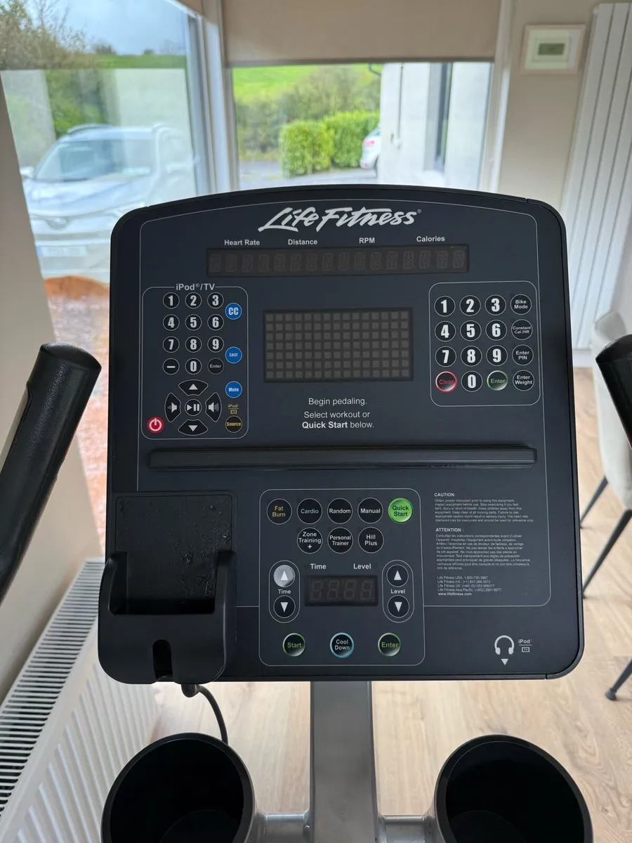 Life Fitness Integrity Series upright bike - Image 3