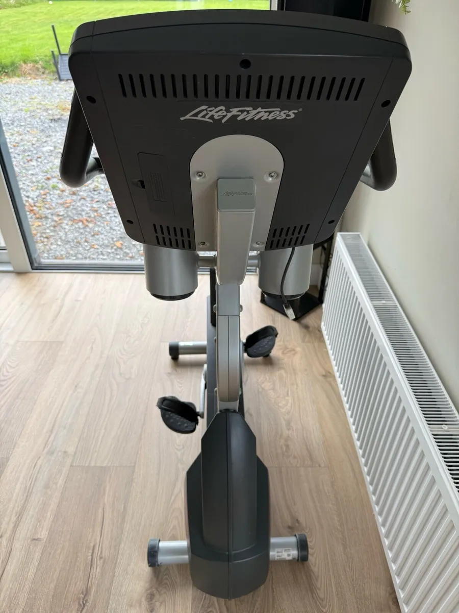 Life Fitness Integrity Series upright bike - Image 4