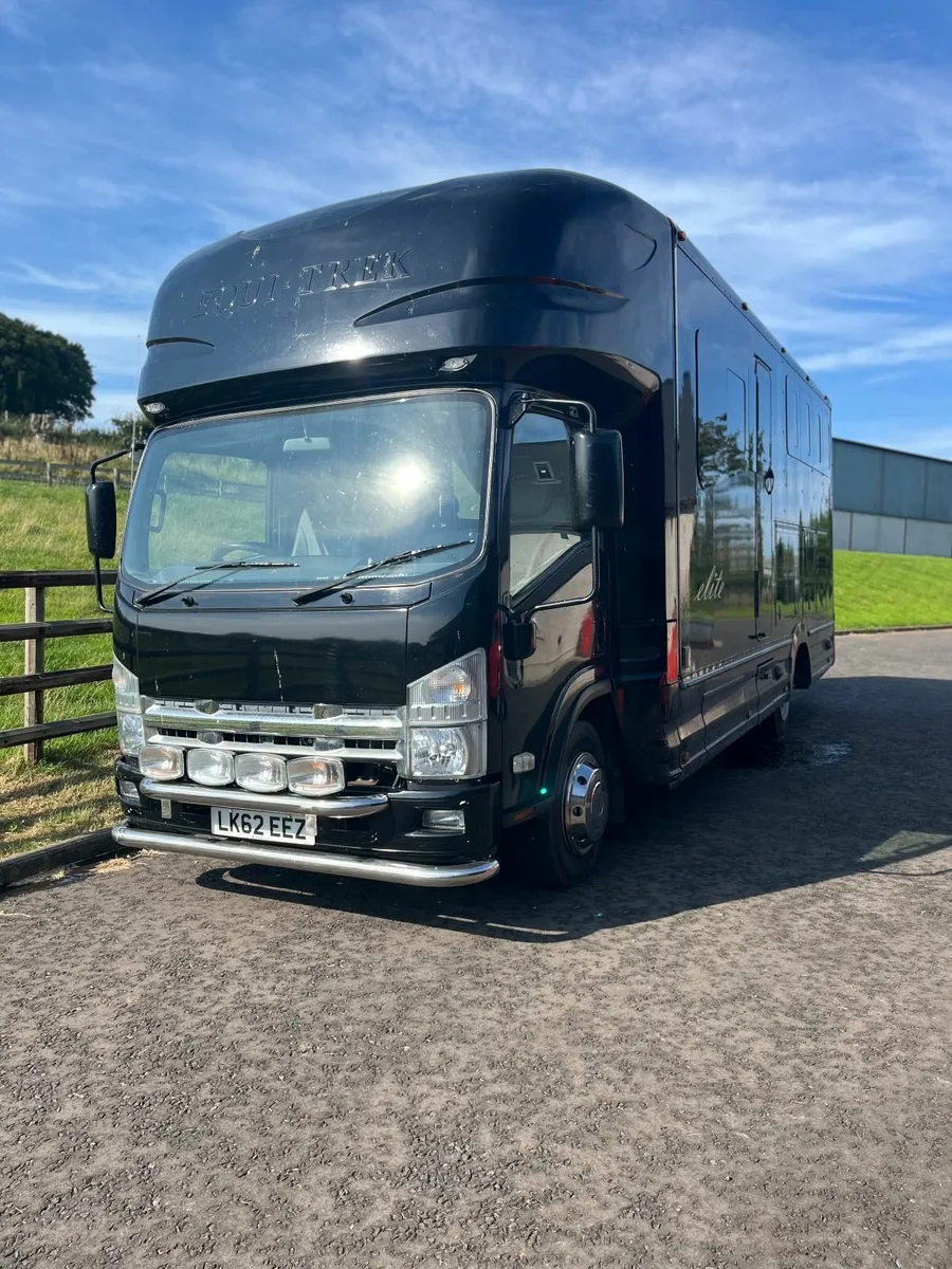 2013 EQUITREK HORSE LORRY - Image 1