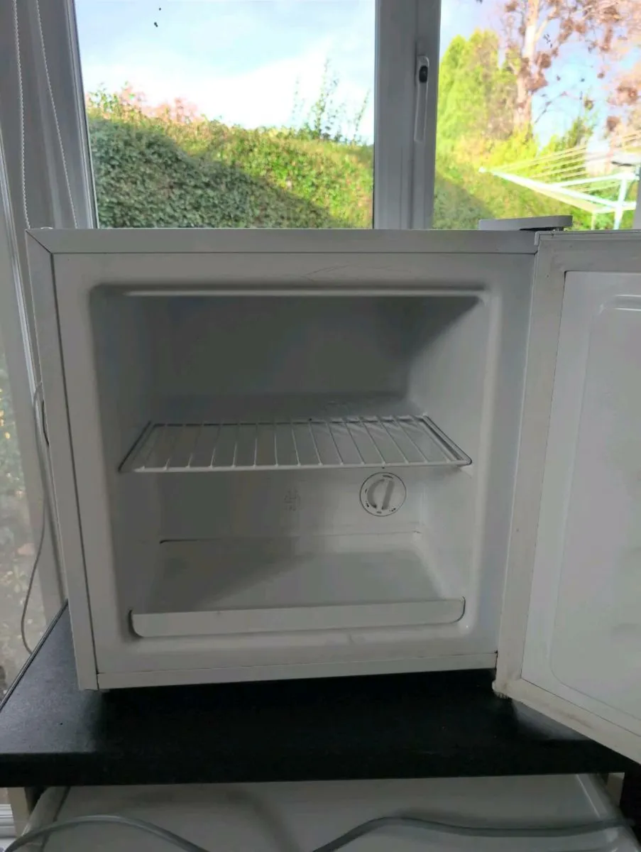 Belling 31L Compact Freezer - Image 2