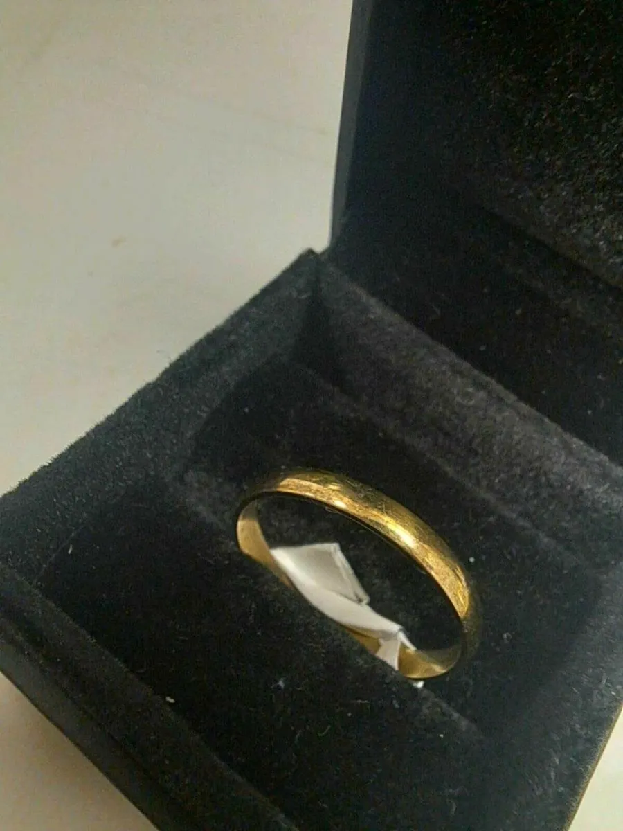 9ct Gold Wedding Band 9k - Image 1
