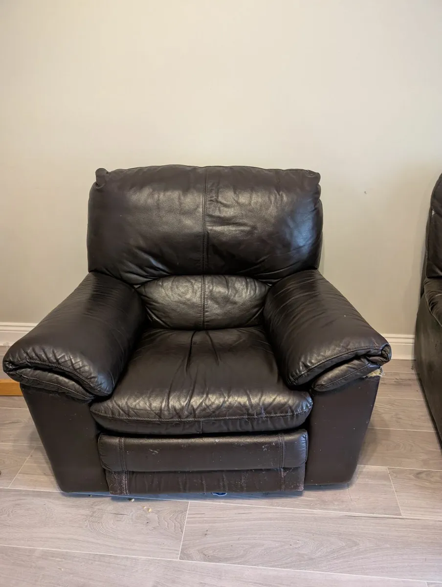 Leather couch and armchairs - Image 1