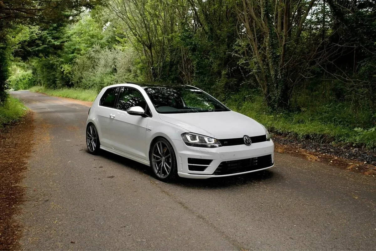 2016 Volkswagen Golf R 4 Motion DSG - Image 2