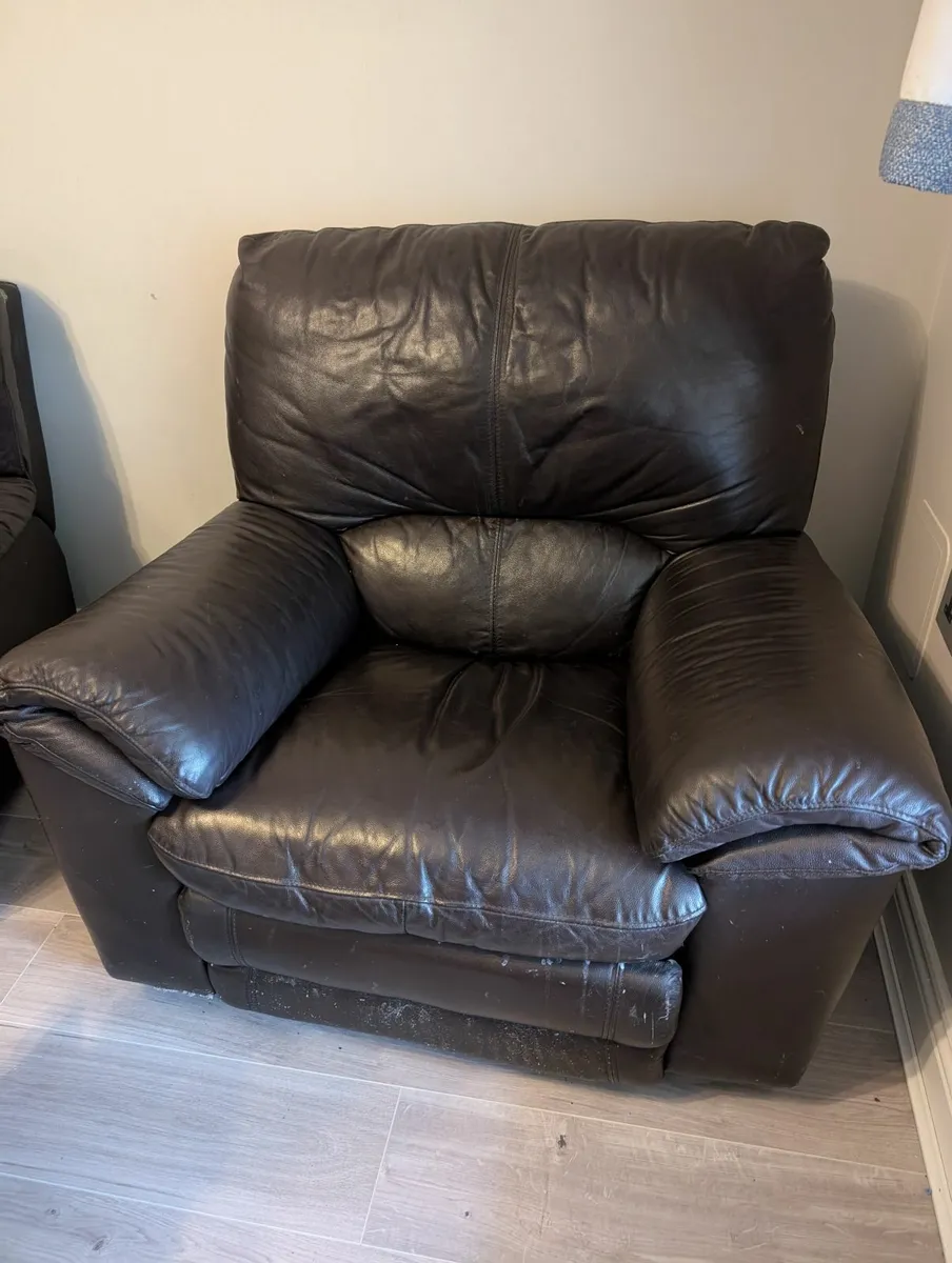 Leather couch and armchairs - Image 3