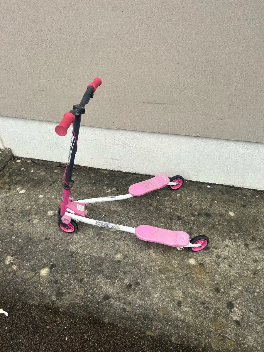 Sporter 3 Wheel Swing Scooter in pink. - Image 2