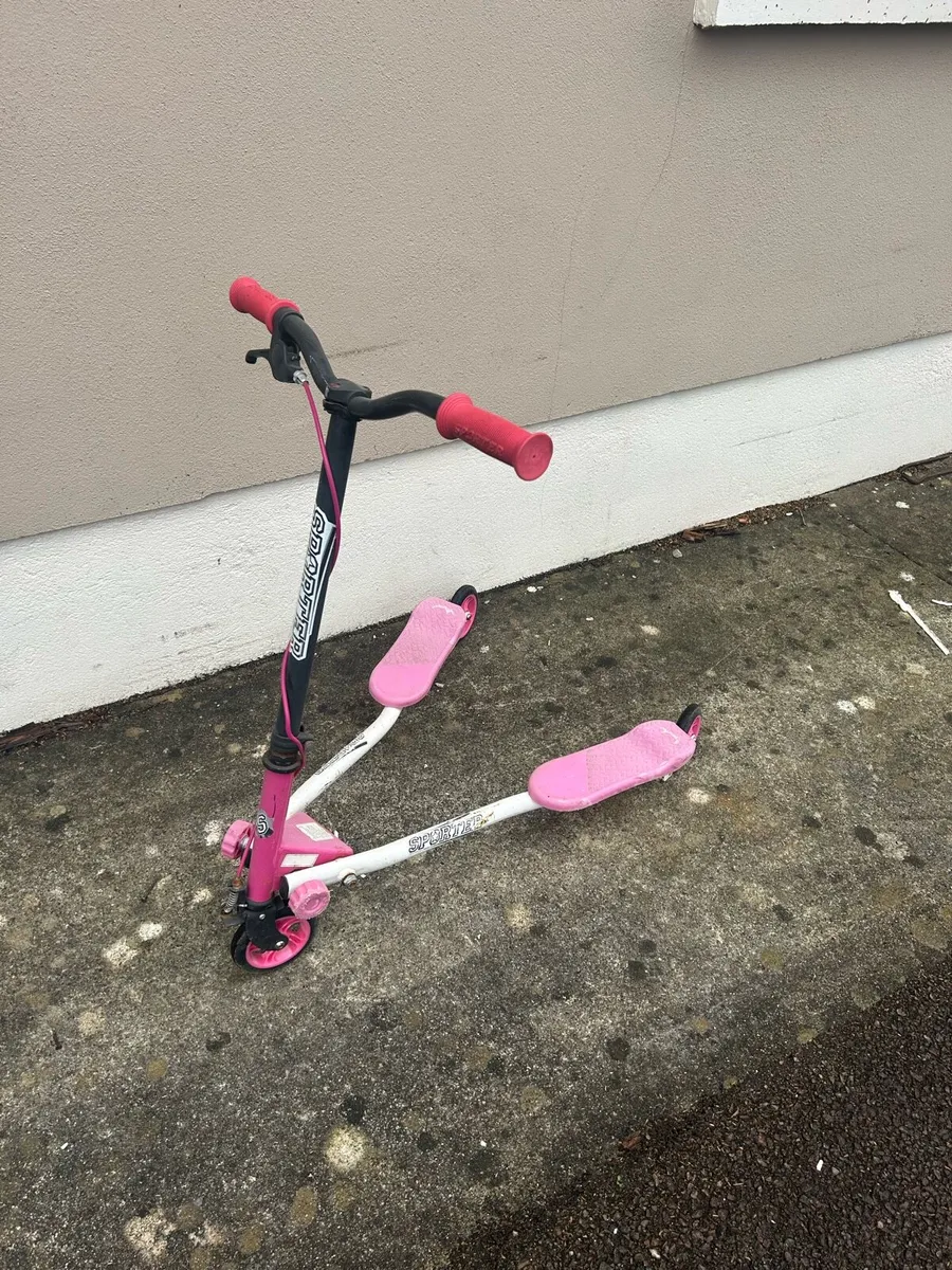 Sporter 3 Wheel Swing Scooter in pink. - Image 3