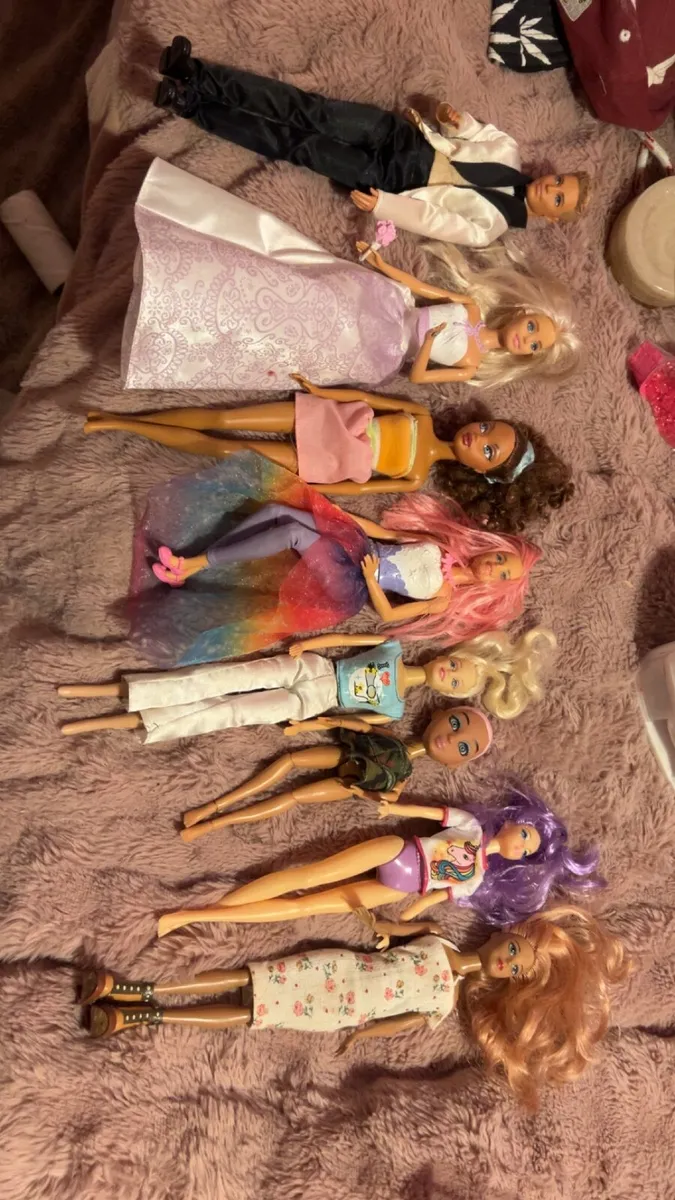 Dolls House with Ken and Barbie and other dolls - Image 2