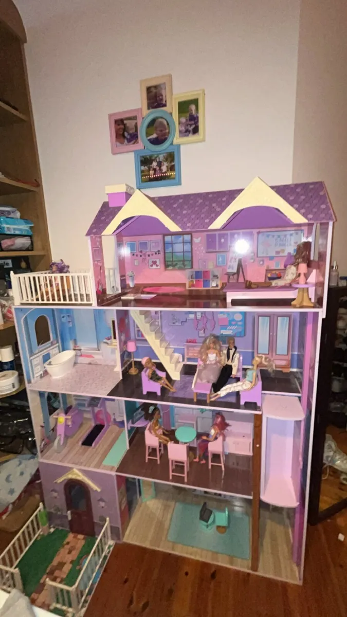 Dolls House with Ken and Barbie and other dolls - Image 4