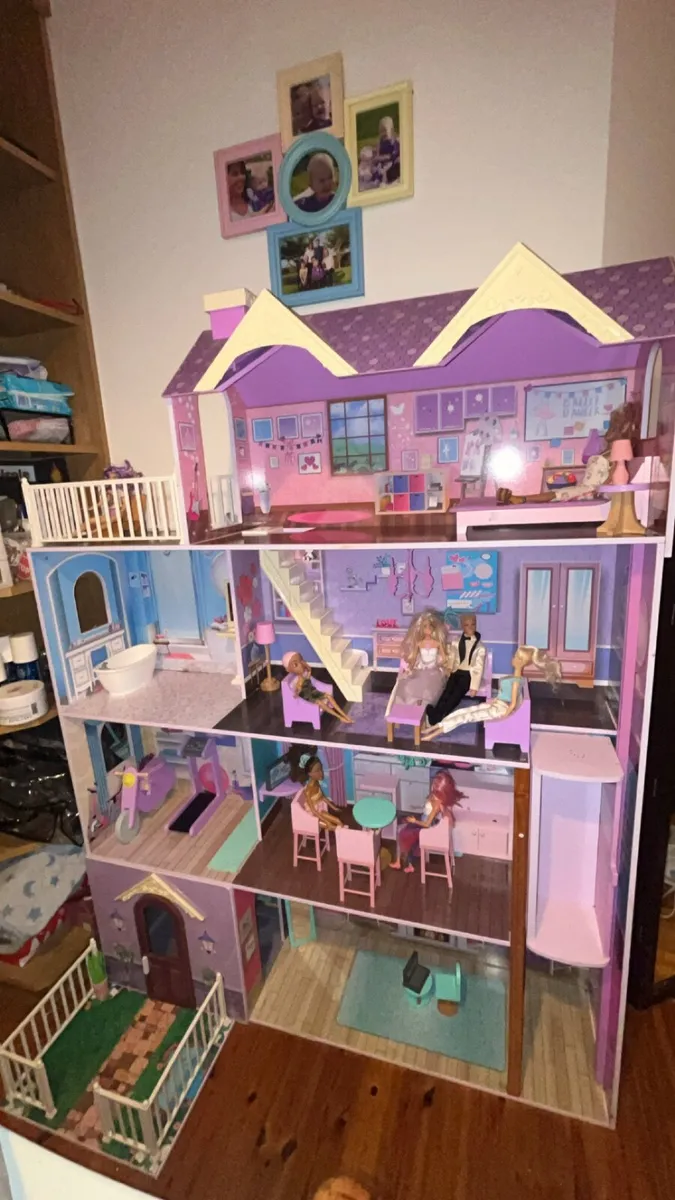 Dolls House with Ken and Barbie and other dolls - Image 1