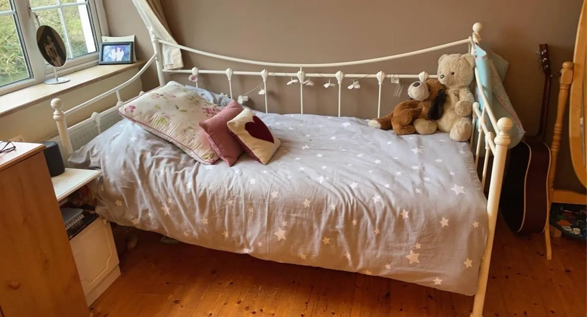 White Iron Day Bed - Image 1