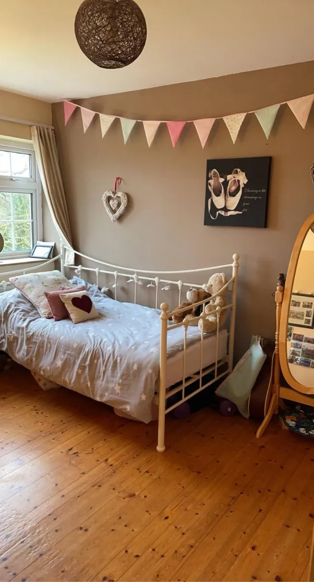 White Iron Day Bed - Image 2