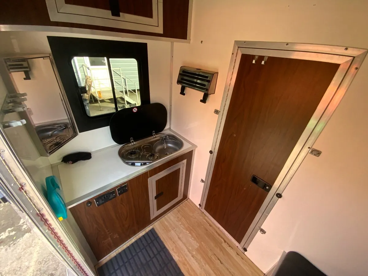 2011 RENAULT MASTER HORSE BOX. - Image 3