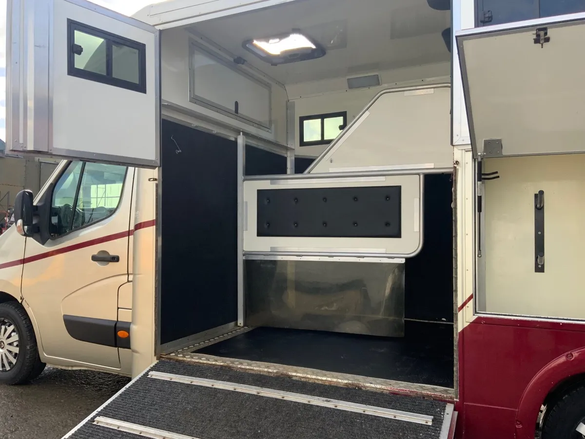 2011 RENAULT MASTER HORSE BOX. - Image 4