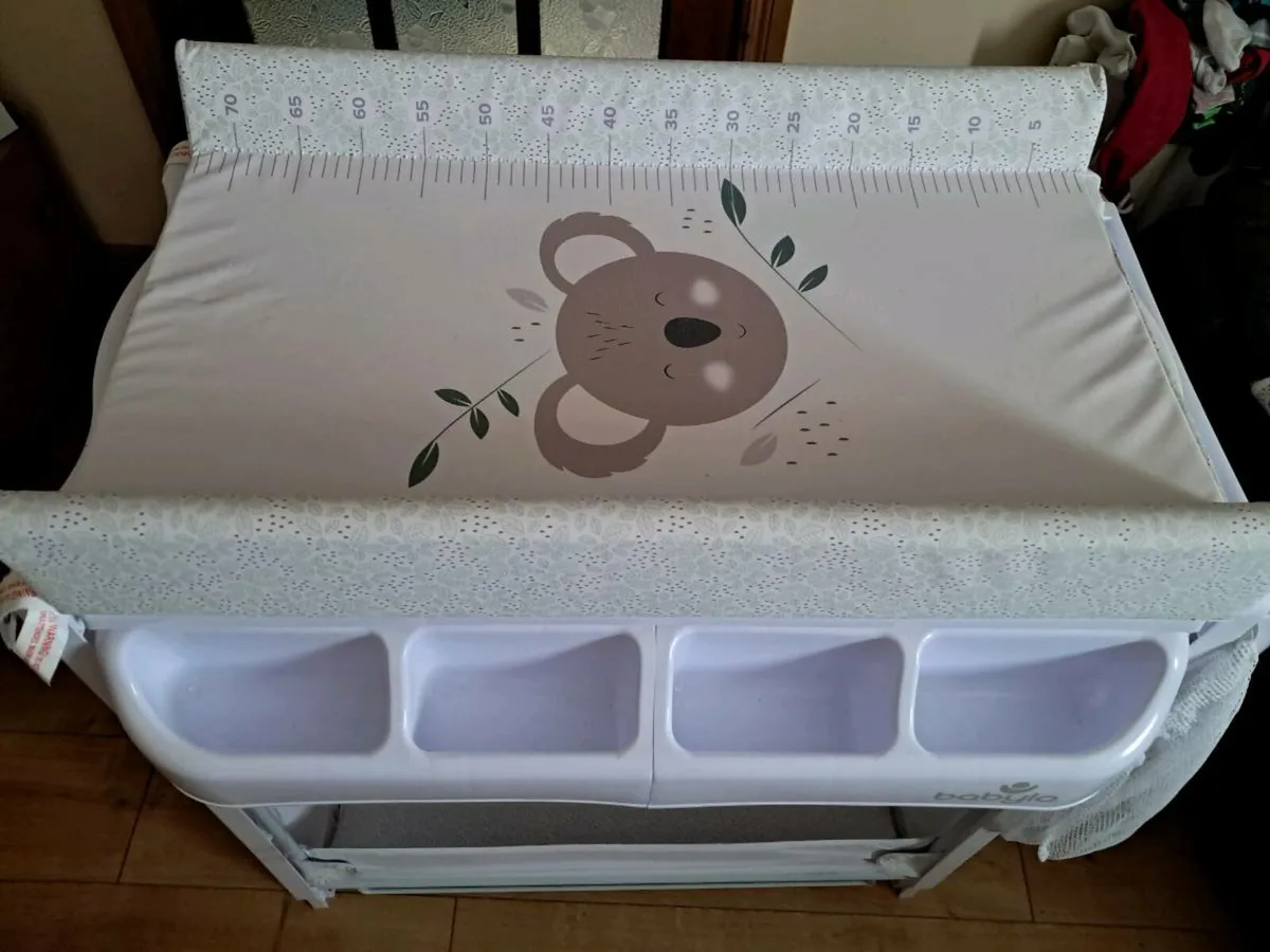 Baby changing table - Image 1