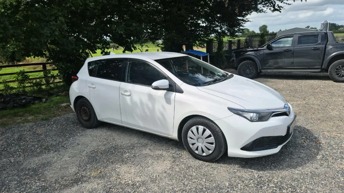 2016 Toyota Auris - Image 2