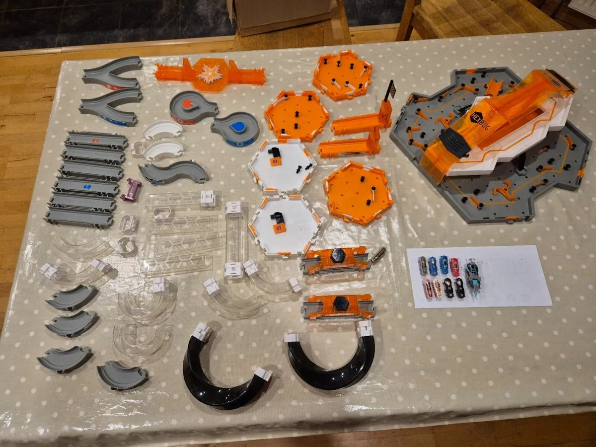 Hexbugs: large bundle including bugs