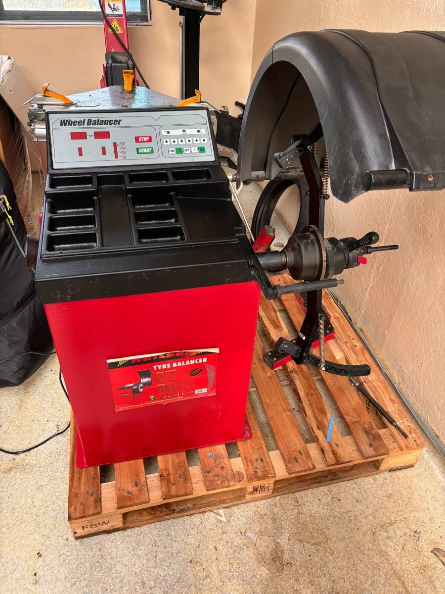 Neilsen Tyre Chenger CT2880 & Tyre Blancer - Image 2