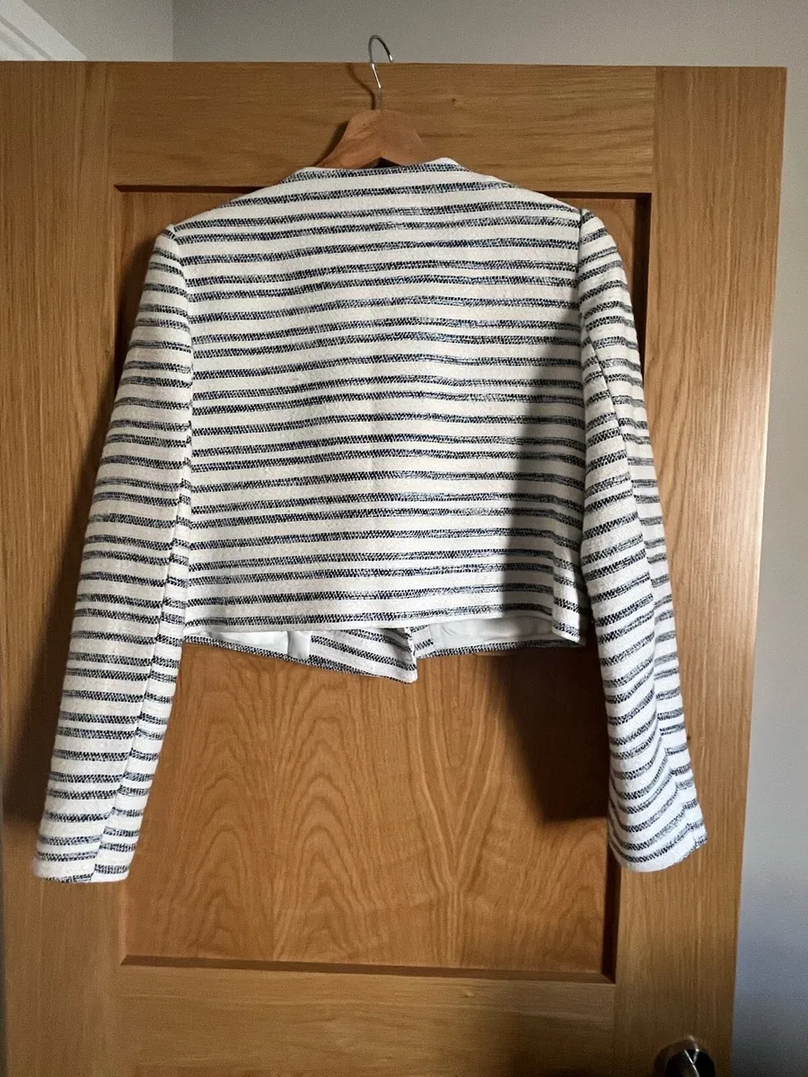 Zara navy and cream crop blazer - Image 2