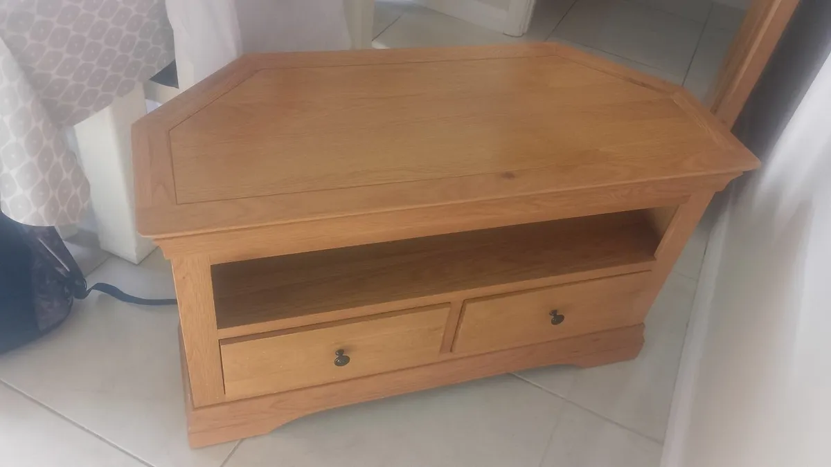 Tv stand and table - Image 1