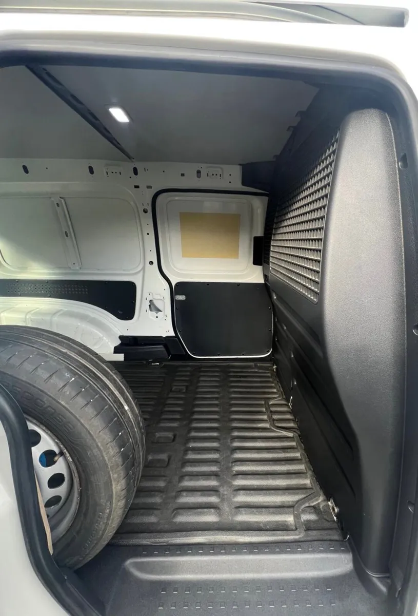 2019 Volkswagen Caddy Maxi 102Bhp - Image 4