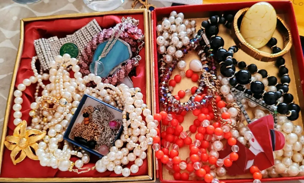 Collection of vintage and retro jewellery - Image 1