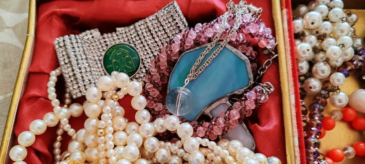 Collection of vintage and retro jewellery - Image 2