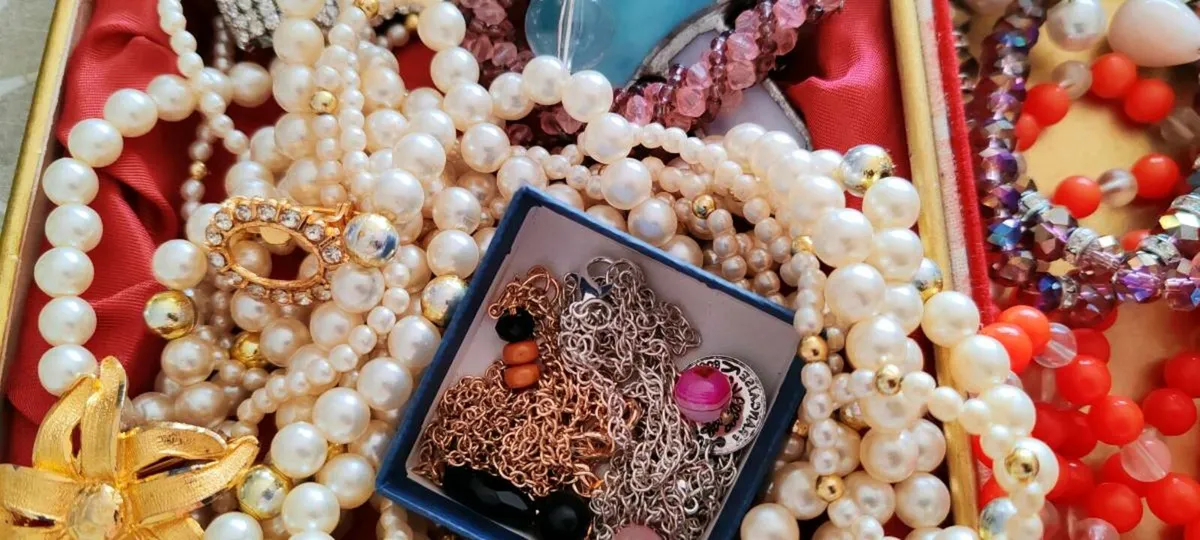 Collection of vintage and retro jewellery - Image 3