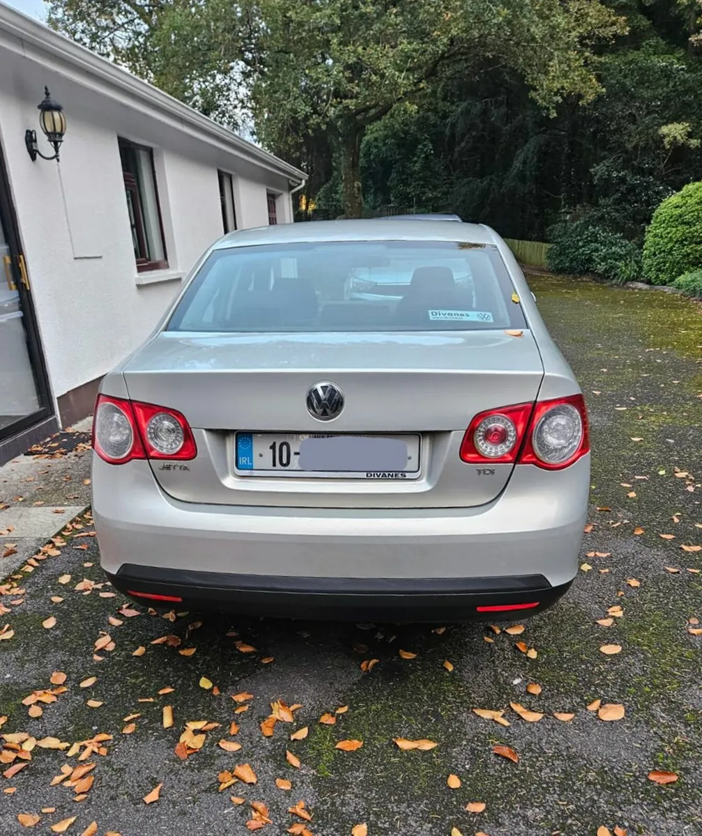 Volkswagen Jetta 2010 - Image 2